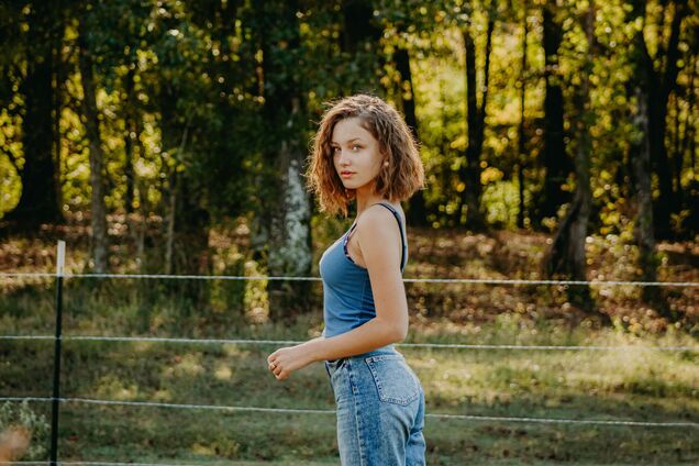 Мешковатые брюки вышли из моды: какие джинсы в тренде этим летом