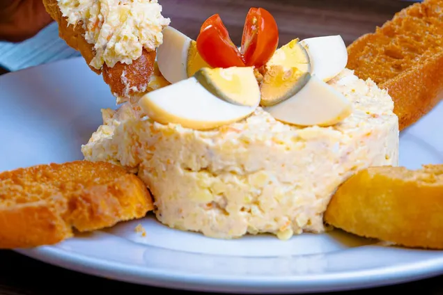 Самая вкусная намазка 'Пальчики оближешь' из вареных яиц, с сыром и чесноком: делимся рецептом