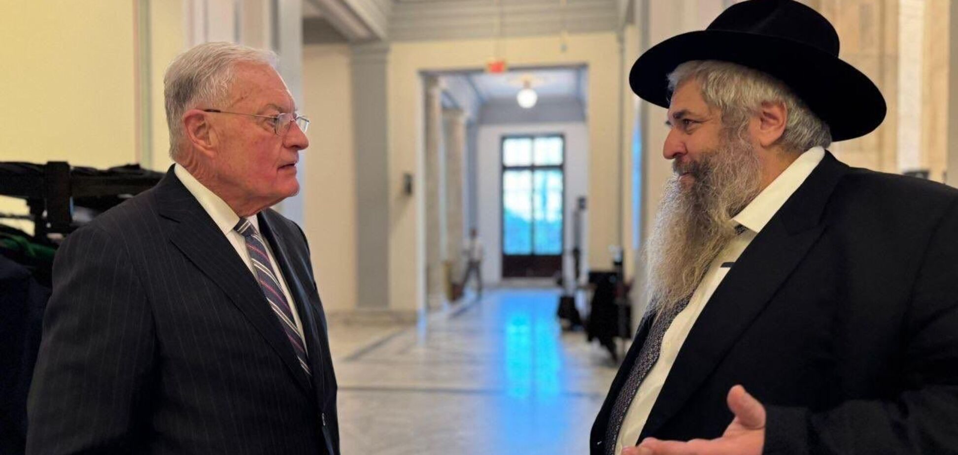 Ще один портрет Трампа: головний рабин України передав президенту США 'особливий подарунок'. Фото