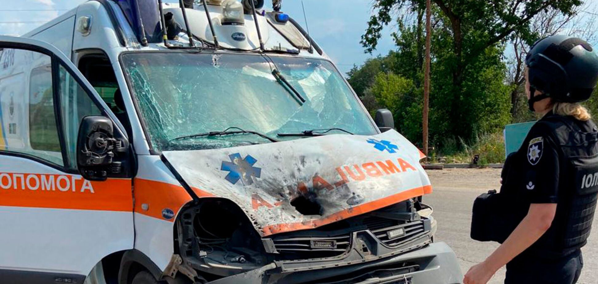 На Харківщині російський дрон поцілив в автомобіль швидкої: є постраждалі. Фото