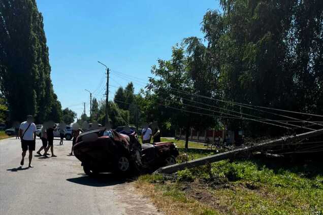 На Киевщине легковушка протаранила и повалила бетонную электроопору: есть погибший. Подробности и фото