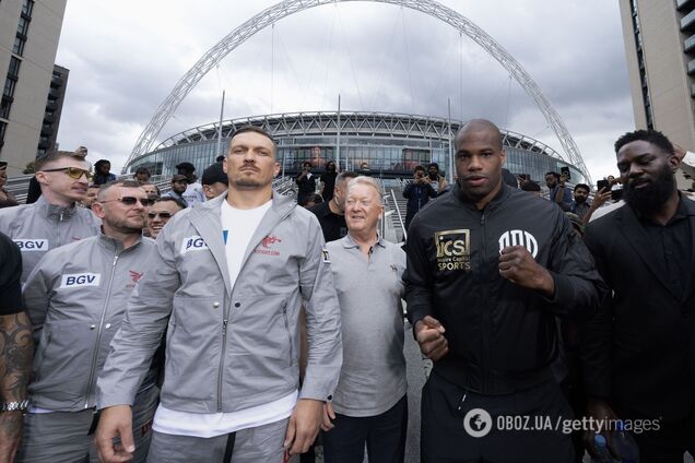 То, что сделал Усик с флагом Украины перед реваншем с Дюбуа, озадачило сеть. Фотофакт