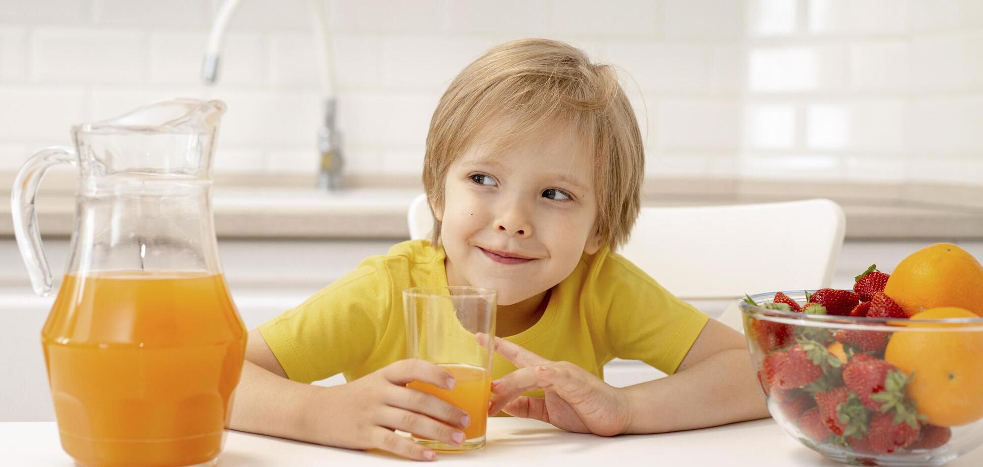 Не 'заливайте' дитину соками і компотами у спеку: експертка розповіла причину