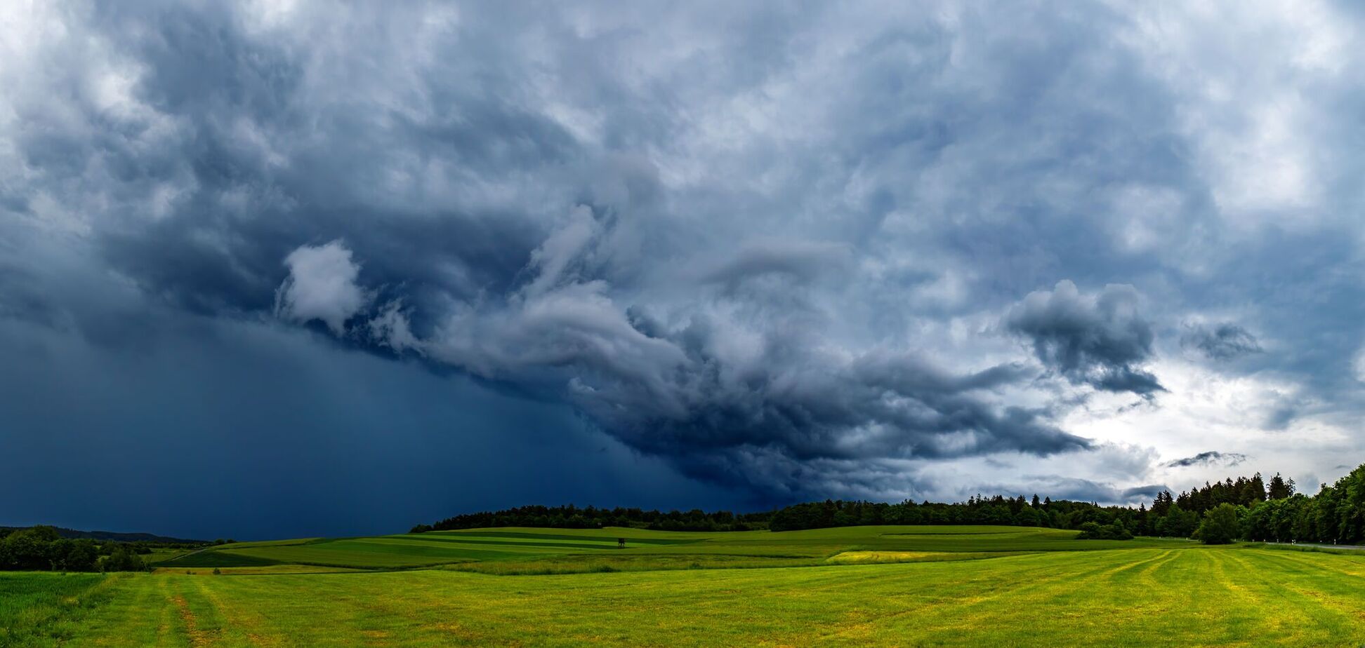 Контрасти погоди: у яких областях України замість спеки очікуються дощі. Карта