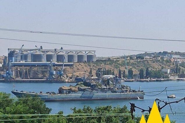 Агенти 'Атеш' виявили в Севастополі корабель зі слідами пошкоджень після ракетного удару. Фото
