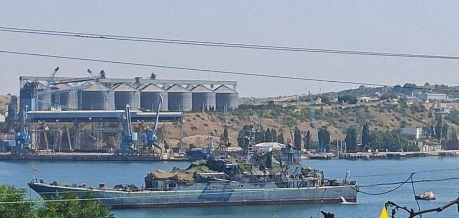 Агенты 'Атеш' обнаружили в Севастополе корабль со следами повреждений после ракетного удара. Фото