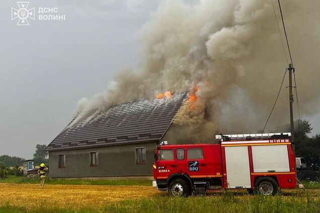 На Волині блискавка влучила у будинок, в якому перебувала мати з трьома дітьми: усі подробиці трагедії. Фото