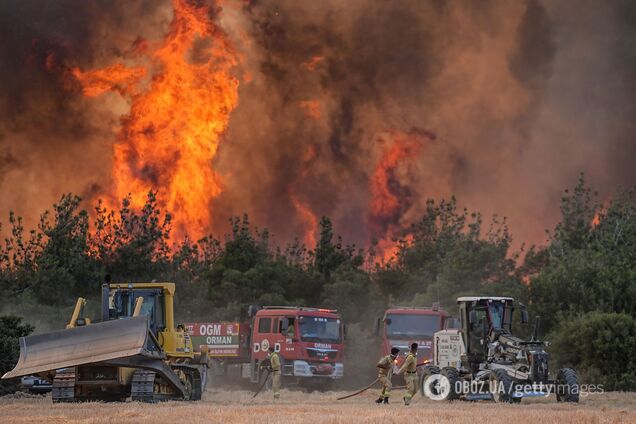 В Турции из-за лесных пожаров эвакуируют целые деревни: для тушения привлечены сотни единиц техники. Фото