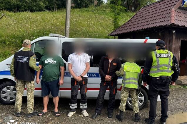 Карета скорой с сюрпризом: на Закарпатье пограничники разоблачили оригинальную попытку незаконно выехать в Румынию. Фото