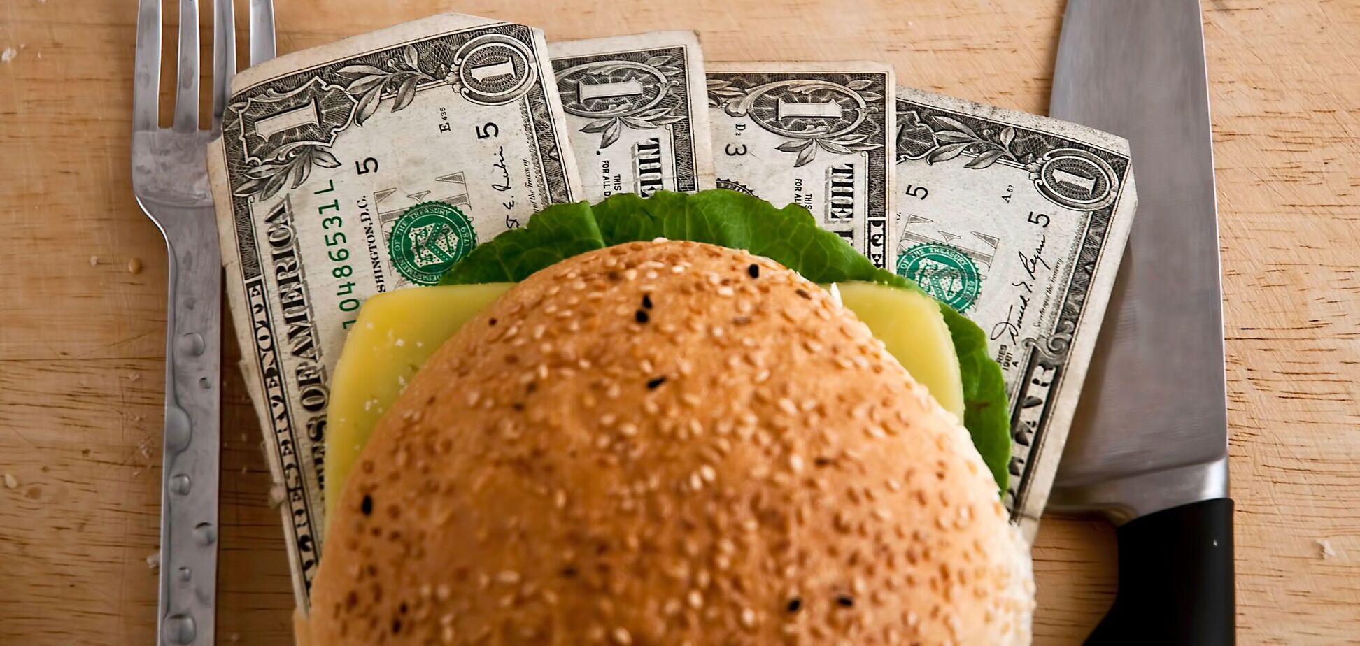 Бургер Биг Мак и купюры доллара США как символ Индекса Биг Мака