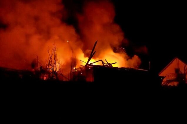 'В поле что-то упало и взорвалось': Подмосковье атаковали дроны, люди нашли обломки. Видео