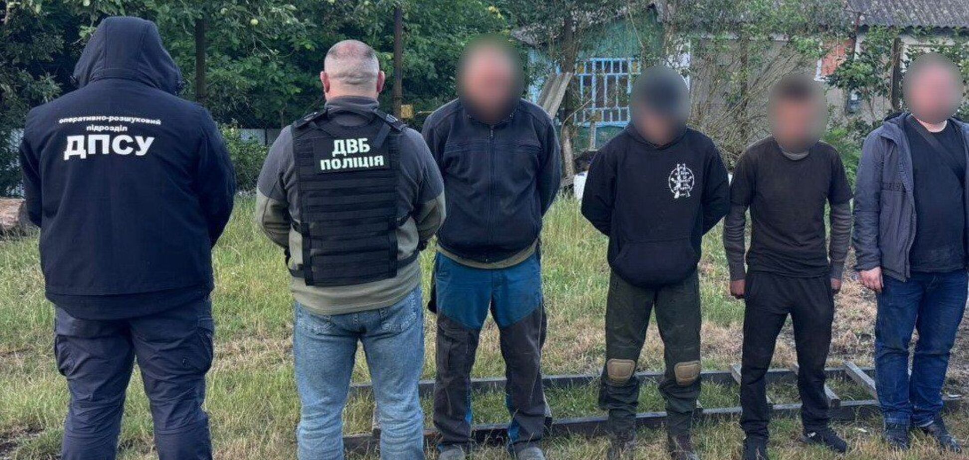 'Клиенты' заплатили более 30 тыс. евро: на Буковине разоблачили схему с переправкой мужчин через границу в Молдову. Фото