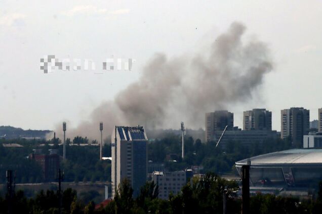 В окупованому Донецьку заявили про прильоти: над містом здійнявся дим. Фото