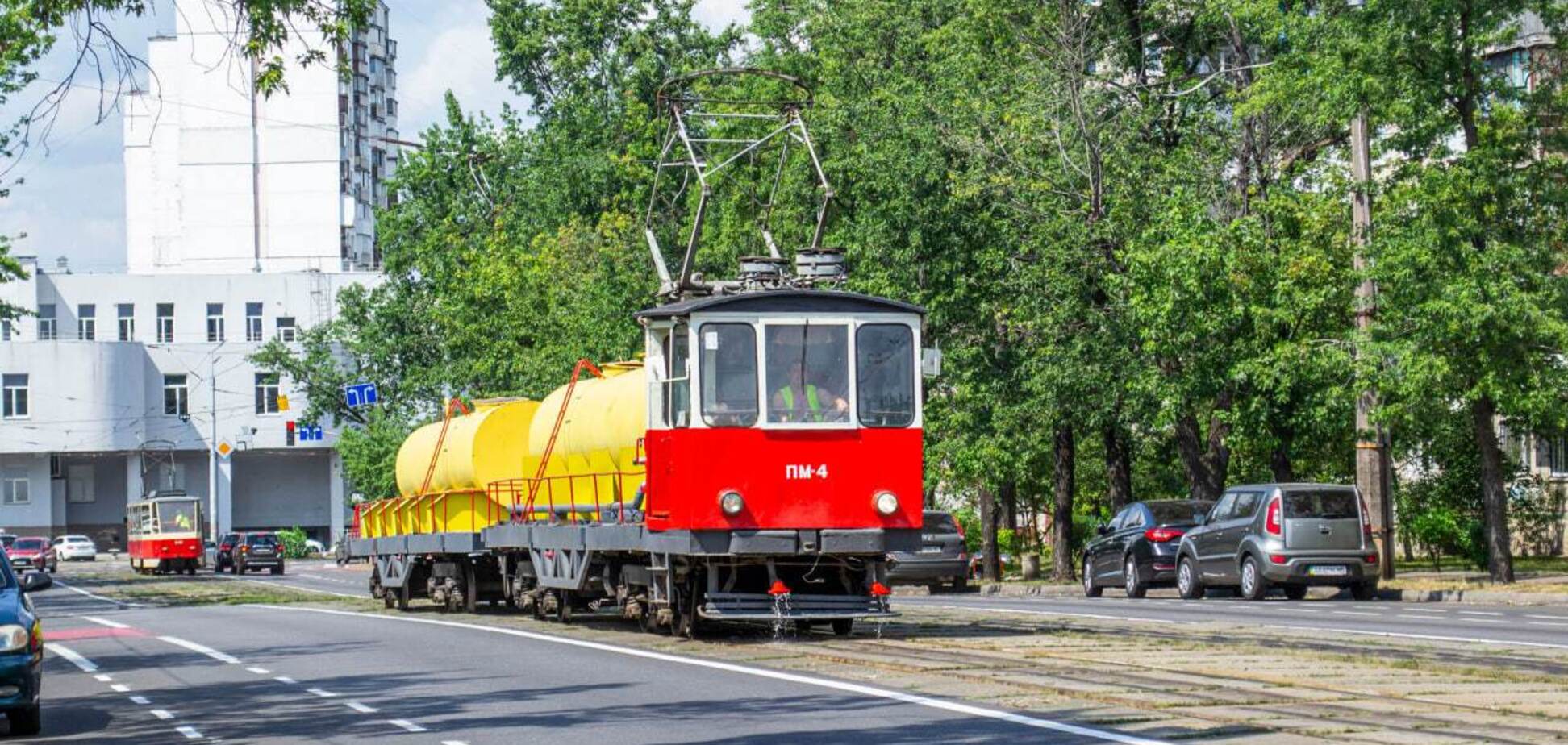 Спасает пути от жары: в Киеве работает уникальный трамвай, которому 56 лет. Видео