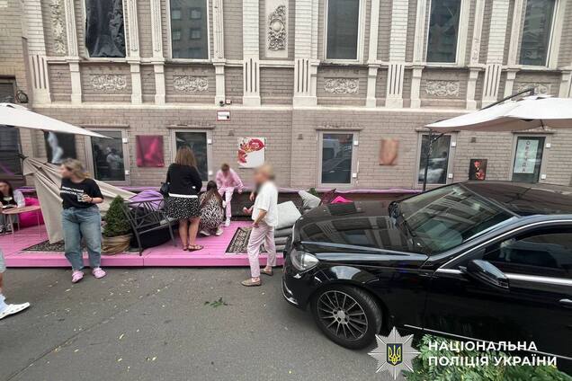 У Києві Mercedes влетів у літню терасу кафе: є потерпіла. Фото і відео