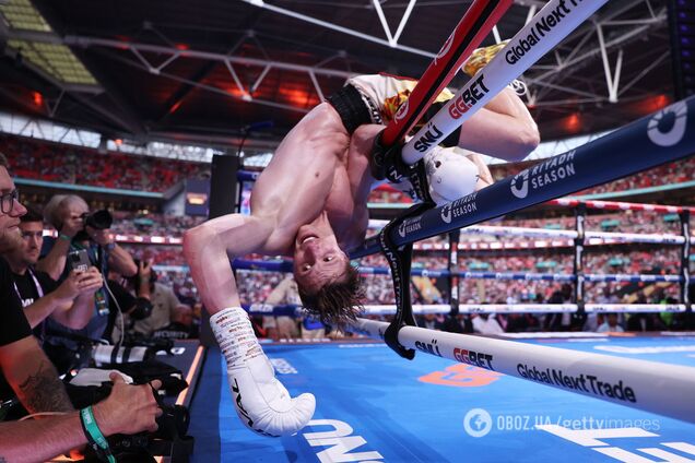 Непобедимого украинского боксера повесили на канаты в бою на 'Уэмбли'. Видео