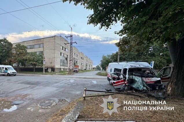 У Дніпрі швидка влетіла у стовп: один із медиків загинув. Фото з місця ДТП