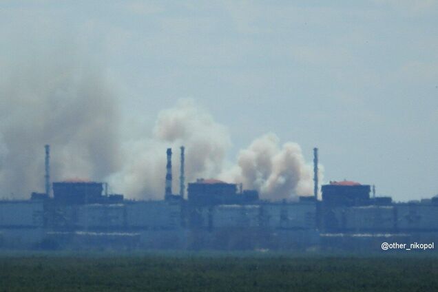 Над Запорожской АЭС поднялись столбы дыма: вся оккупированная часть области была без света. Фото