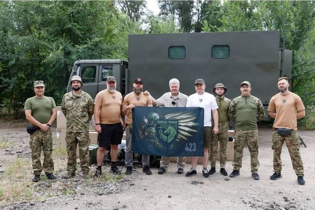 Порошенко під час поїздки на фронт розповів про завдання номер один для нового уряду