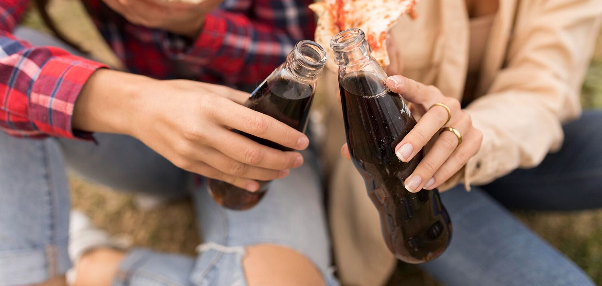 Иллюстрация - две девушки пьют газированные напитки