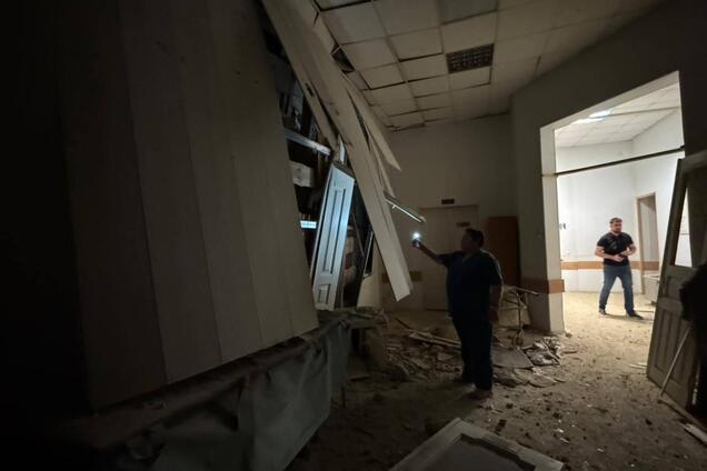 Окупанти з артилерії вдарили по лікарні в Херсоні: постраждали вісім людей