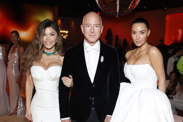 'Мы все плакали': стало известно, что растрогало Ким Кардашьян на свадьбе Лорен Санчес и Джеффа Безоса