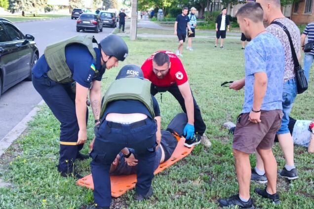 Окупанти вдарили по Нікополю дроном: постраждали четверо людей. Фото