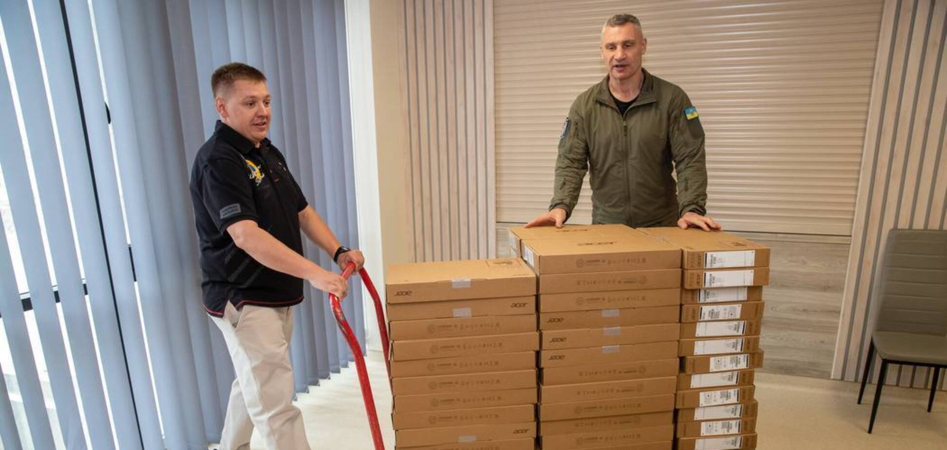 Кличко передал киевскому медцентру 65 ноутбуков Acer от меценатов