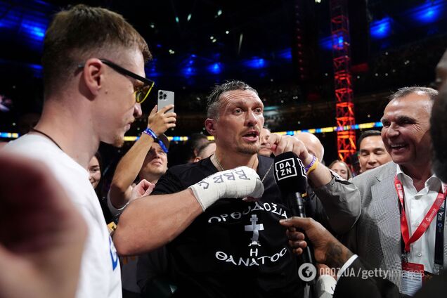Усик объяснил свою победу над Дюбуа, назвал следующих соперников и перешел на украинский язык, сказав, кого благодарит особенно. Видео