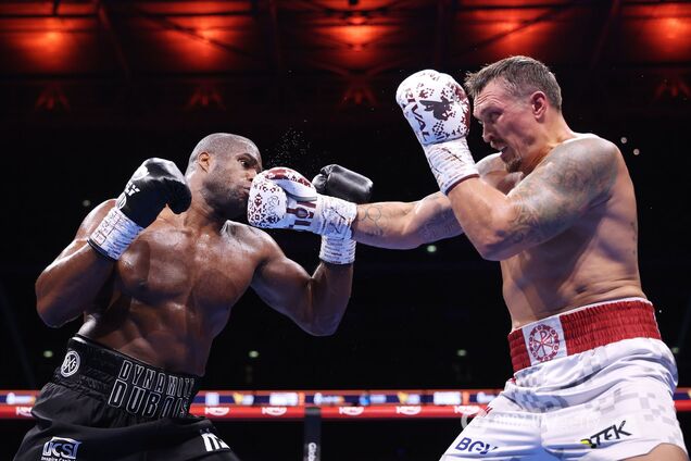 Стало известно, кто побеждал по очкам перед нокаутом в бою Усик – Дюбуа. Опубликованы судейские записки