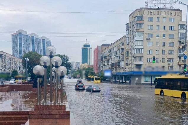 Киев снова затопило после дождя: улицы стали реками, а спуски в метро – водопадами. Видео
