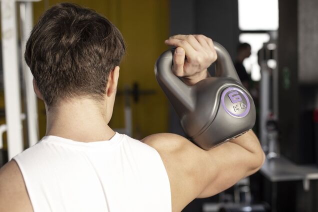 Железная сила: 9 упражнений с гирями, которые укрепят ваше тело