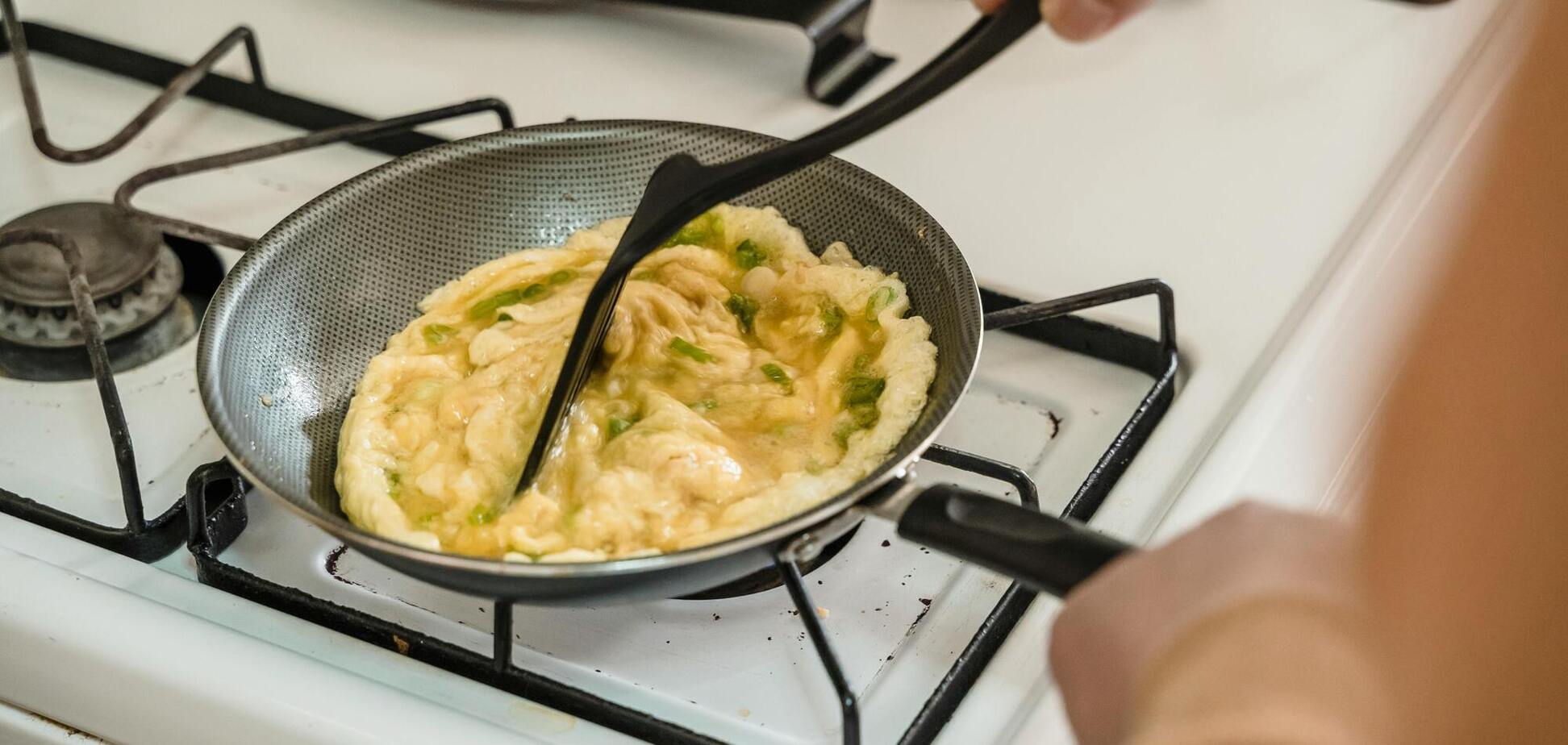 Яичница будет еще пышнее и вкуснее: какой ингредиент добавить