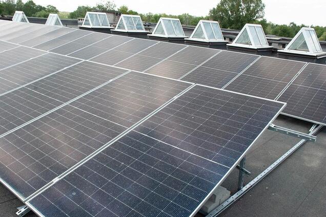 Отключения света больше не пугают: в Днепре более 60 школ оборудовали солнечными панелями