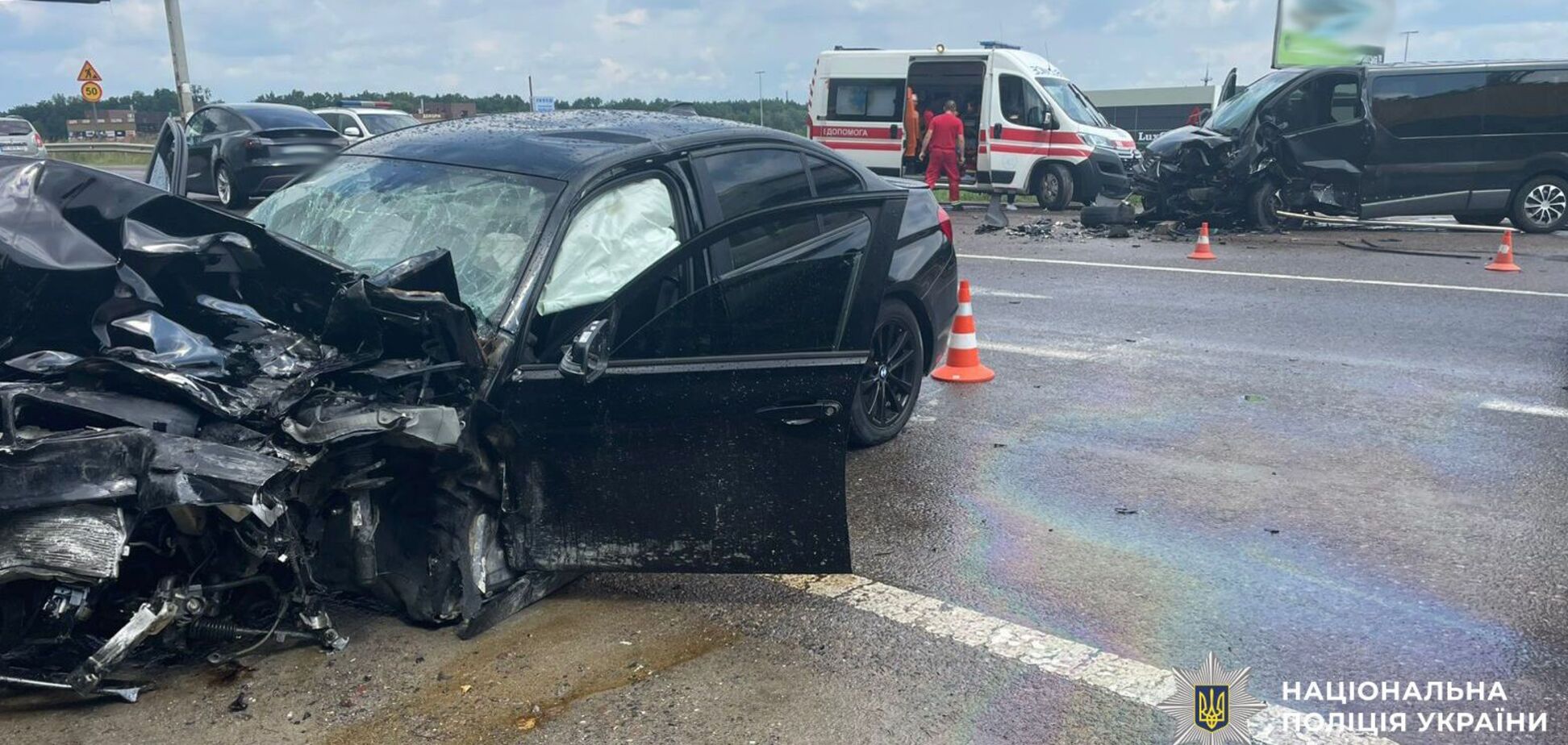 Под Львовом 21-летний водитель BMW въехал в микроавтобус: семь человек попали в больницу. Фото