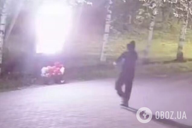 На Уралі чоловік кувалдою розбив меморіал 'героям СВО': як його покарали. Відео