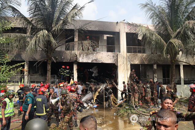 В Бангладеш военный самолет упал на школьный кампус: количество жертв возросло до 27, большинство из них – дети. Фото и видео