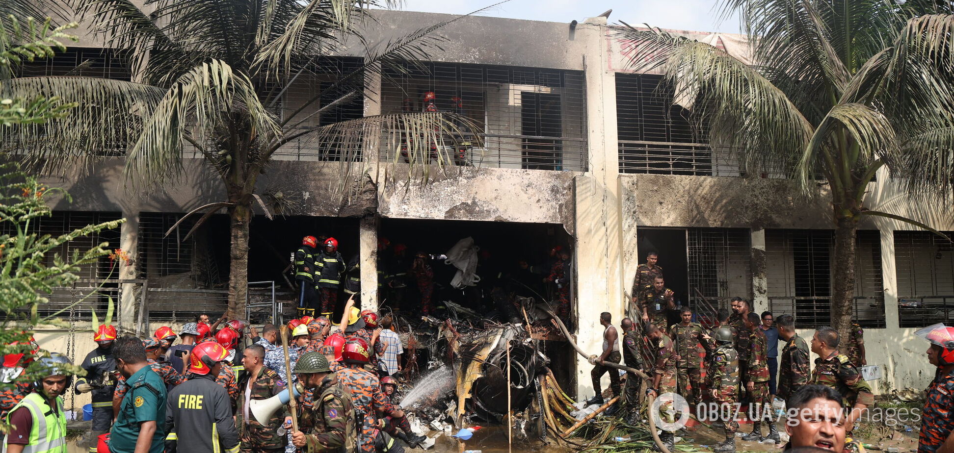 В Бангладеш военный самолет упал на школьный кампус: количество жертв возросло до 27, большинство из них – дети. Фото и видео