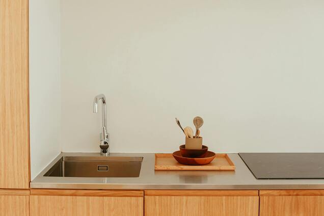 Як почистити злив раковини без агресивної хімії: натуральний засіб