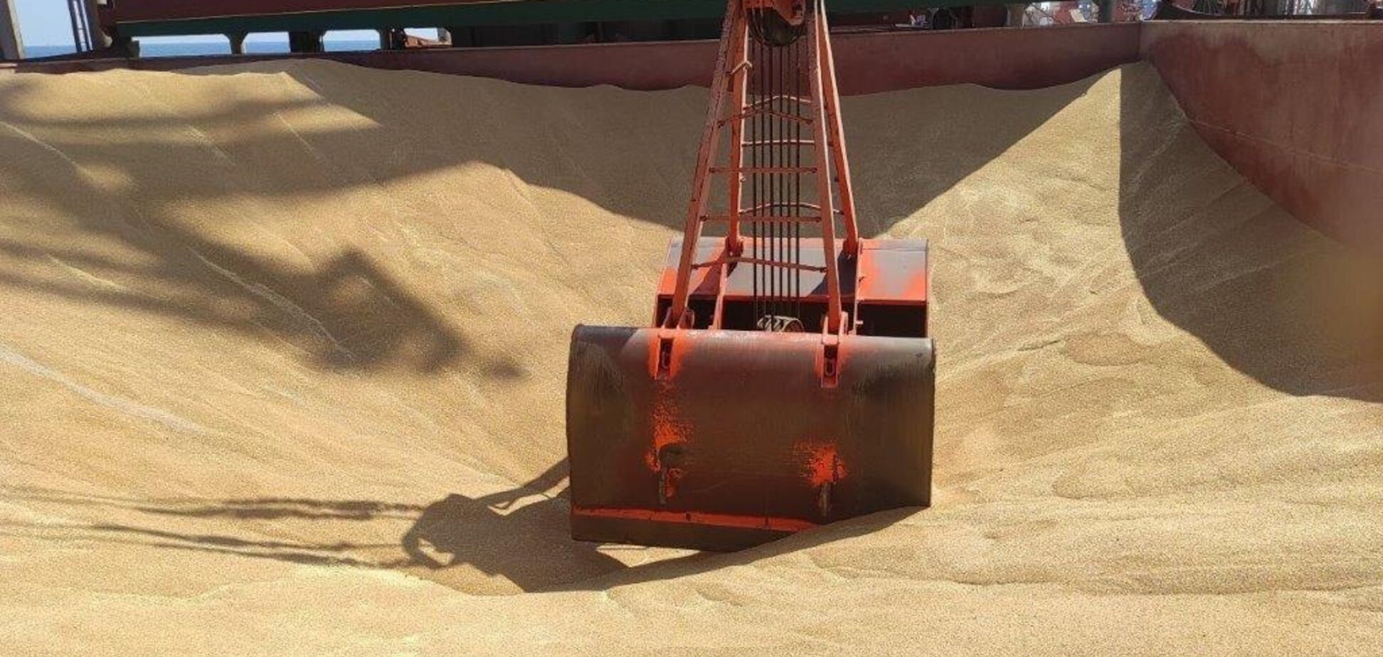 Зерно на грузовом судне. Иллюстрация