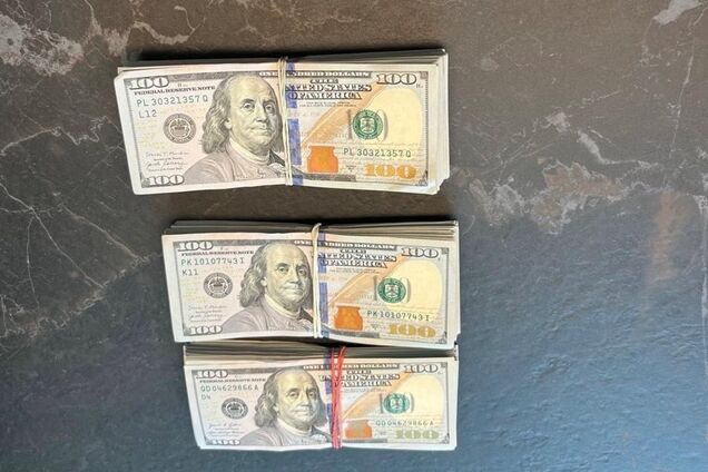 Українцям незаконно продавали долари