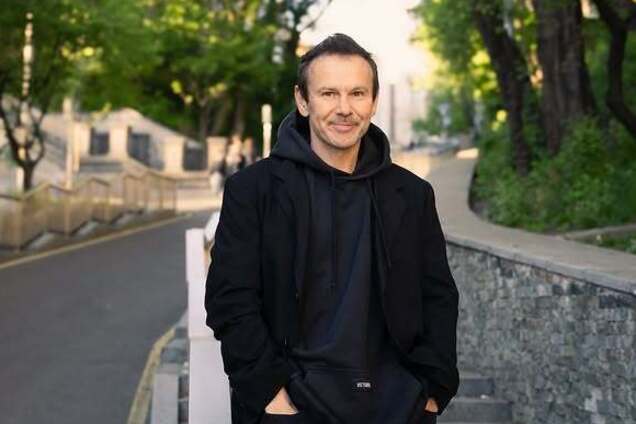 Секрет особистого життя Вакарчука розкрито: хто його обраниця, з якою співак уперше вийшов у світ, і чому пара уникає розмов про стосунки