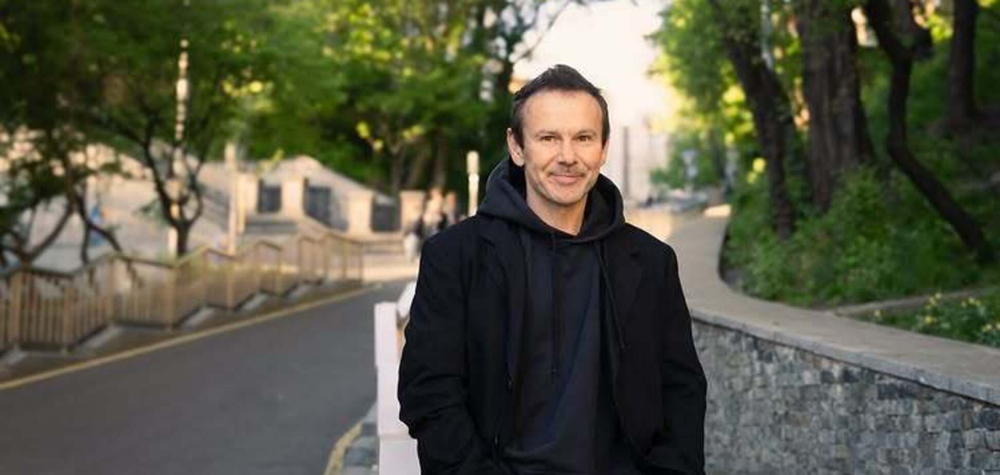 Секрет особистого життя Вакарчука розкрито: хто його обраниця, з якою співак уперше вийшов у світ, і чому пара уникає розмов про стосунки