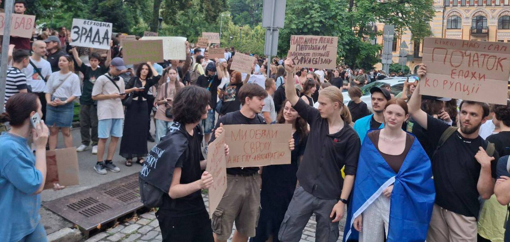 Требовали вето президента: во многих городах Украины люди вышли на акцию против законопроекта о НАБУ и САП. Фото и видео