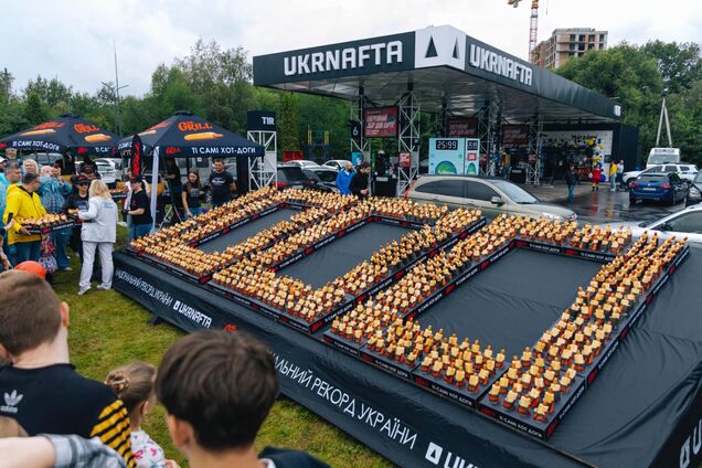 Mr.Grill и Ukrnafta установили рекорд Украины по приготовлению 1000 хот-догов на АЗК