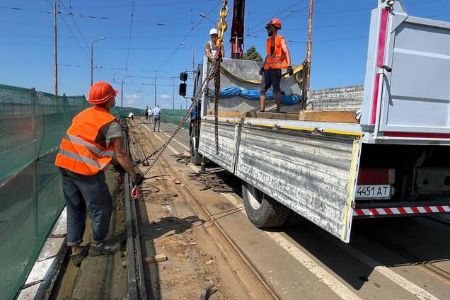 В Днепре на Старом мосту стартовал капитальный ремонт трамвайных путей