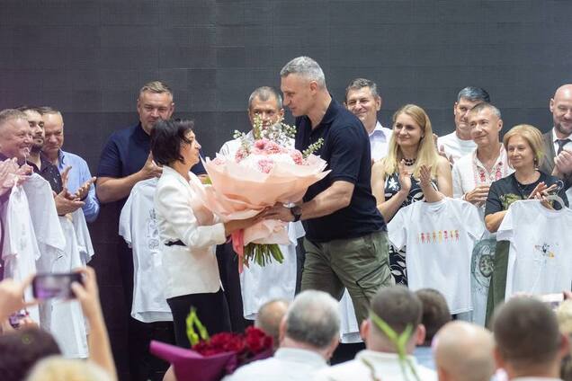 Они достойно выполняют свою миссию: Кличко поздравил киевских медиков с наступающим профессиональным праздником и вручил награды