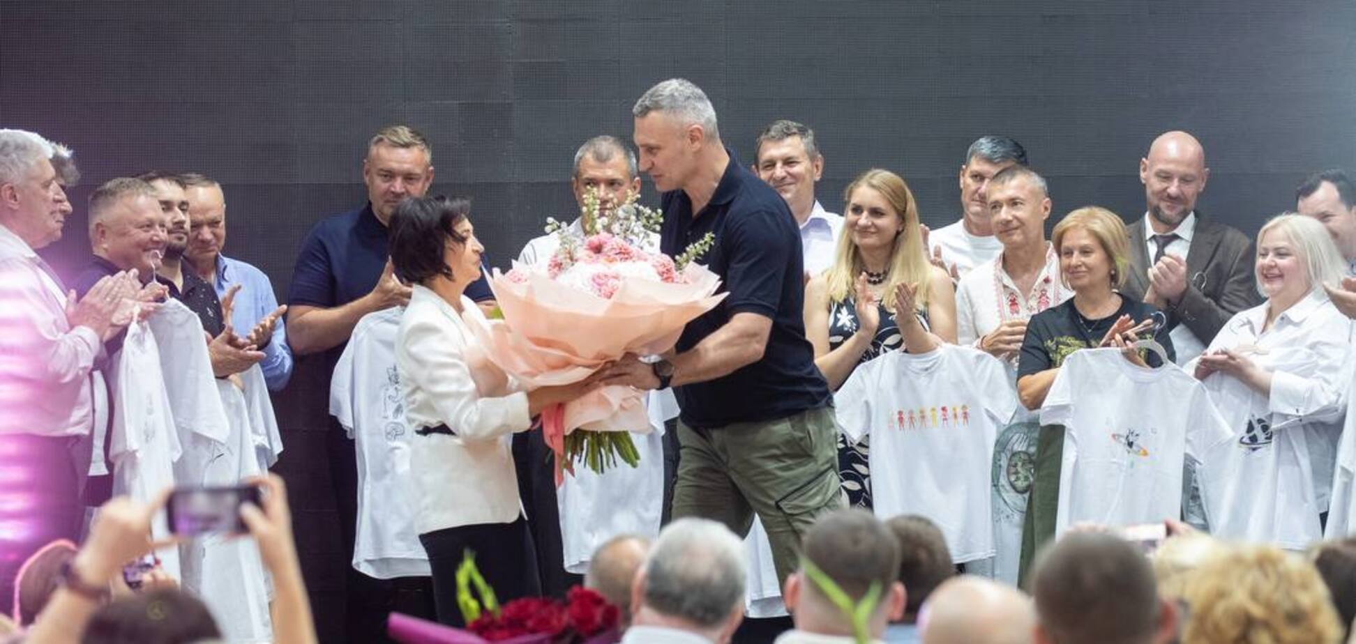 Они достойно выполняют свою миссию: Кличко поздравил киевских медиков с наступающим профессиональным праздником и вручил награды