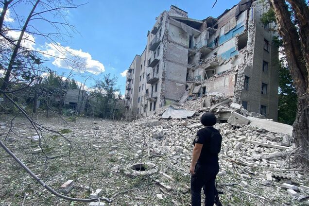 Оккупанты сбросили авиабомбы на Константиновку и ударили из артиллерии: два человека погибли, 14 ранены. Фото