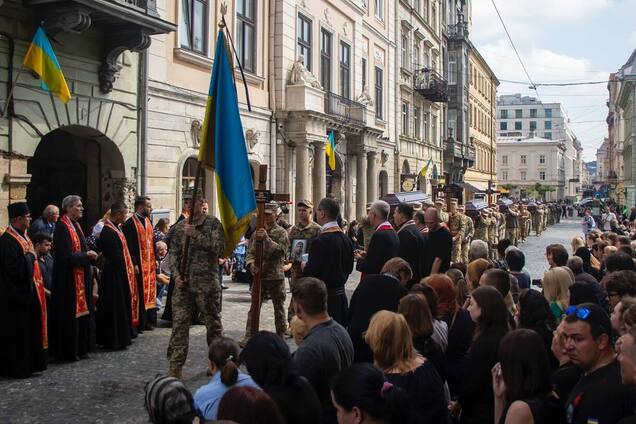 На щите: во Львове похоронили 12 военнопленных, погибших во время падения самолета Ил-76 в России. Фото